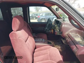 1995 GMC Sierra 1500 z VIN 2GTEK19K0S1580688, wystawiony jako IAAI lot #41811015 z przebiegiem 143 260 mil mil oraz . Historia ofert i sprzedaży dostępna na DreamBid. Obrazek 5.
