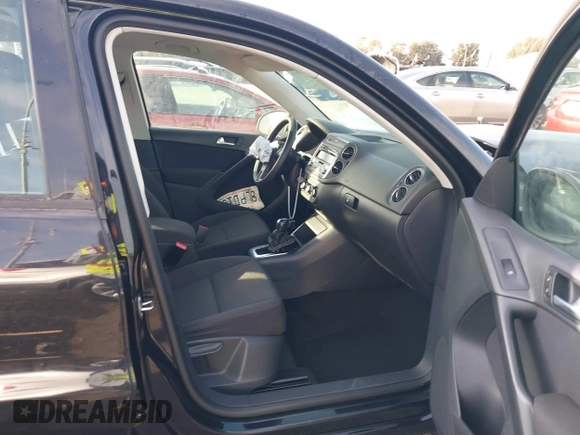 2012 Volkswagen Tiguan LE z VIN WVGAV7AX8CW531387, wystawiony jako IAAI lot #41603812 z przebiegiem 154 147 mil mil oraz . Historia ofert i sprzedaży dostępna na DreamBid. Obrazek 5.