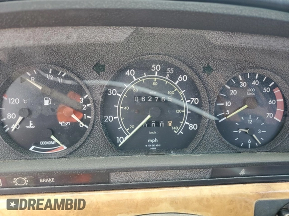 1982 Mercedes-Benz 380 380SEC z VIN WDBCA43A1CB001087, wystawiony jako Copart lot #45136875 z przebiegiem 62 765 mil mil oraz Czysty tytuł • Clean title. Historia ofert i sprzedaży dostępna na DreamBid. Obrazek 9.