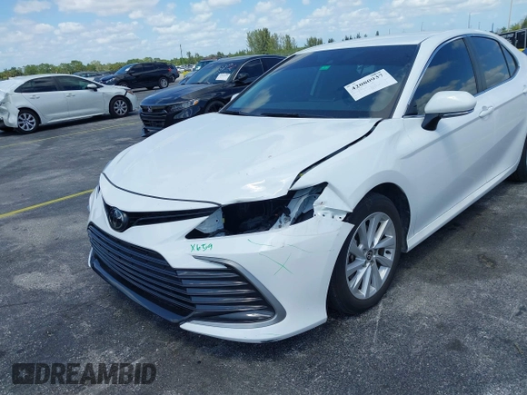 2024 Toyota Camry LE z VIN 4T1R11AK5RU881936, wystawiony jako IAAI lot #42080937 z przebiegiem 13 302 mil mil oraz . Historia ofert i sprzedaży dostępna na DreamBid. Obrazek 17.