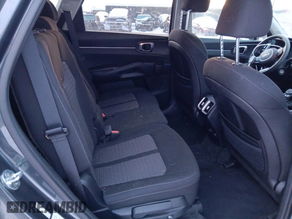 2022 Kia Sorento LX z VIN 5XYRGDLC6NG100959, wystawiony jako Copart lot #88527785 z przebiegiem 68 110 mil mil oraz Szkoda całkowita • Salvage title. Historia ofert i sprzedaży dostępna na DreamBid. Obrazek 10.