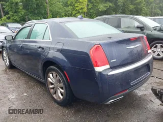2016 Chrysler 300 Limited z VIN 2C3CCARG5GH334805, wystawiony jako IAAI lot #42355710 z przebiegiem 43 890 mil mil oraz . Historia ofert i sprzedaży dostępna na DreamBid. Obrazek 3.
