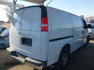 2020 Chevrolet Express Cargo z VIN 1GCWGAFP0L1242088, wystawiony jako IAAI lot #42145895 z przebiegiem Nie podano mil oraz . Historia ofert i sprzedaży dostępna na DreamBid. Obrazek 4.