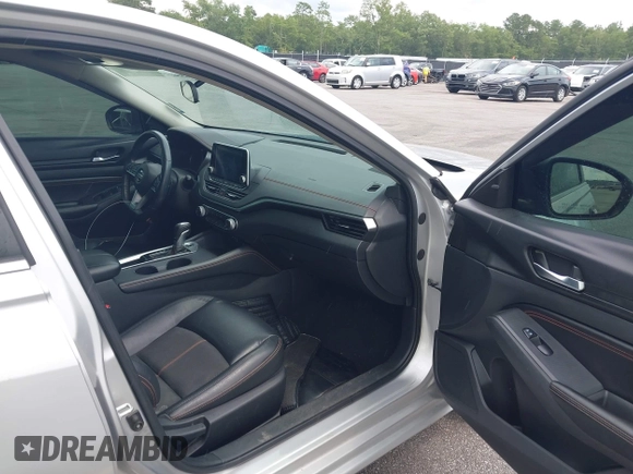 2020 Nissan Altima SR z VIN 1N4BL4CVXLC130195, wystawiony jako IAAI lot #42504838 z przebiegiem 104 389 mil mil oraz . Historia ofert i sprzedaży dostępna na DreamBid. Obrazek 5.