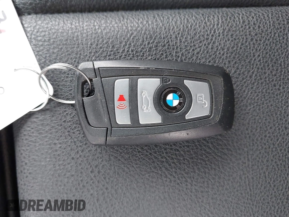 2018 BMW 3 Series 320i xDrive z VIN WBA8E5G5XJNU47665, wystawiony jako IAAI lot #42332838 z przebiegiem 97 821 mil mil oraz . Historia ofert i sprzedaży dostępna na DreamBid. Obrazek 11.