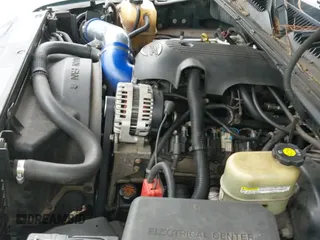 2002 Chevrolet Silverado 1500 LS с VIN 2GCEC19V521215835, выставлен на аукционе IAAI как лот 42947513 с пробегом 242 277 миль миль и . История ставок и продаж доступна на DreamBid. Изображение 19.