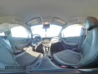 2020 Chevrolet Trax LT z VIN KL7CJLSB5LB329731, wystawiony jako Copart lot #52688482 z przebiegiem 25 658 mil mil oraz Nie do naprawy. Historia ofert i sprzedaży dostępna na DreamBid. Obrazek 12.