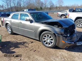 2008 Chrysler 300 z VIN 2C3LA33G58H115466, wystawiony jako IAAI lot #41353662 z przebiegiem 111 489 mil mil oraz . Historia ofert i sprzedaży dostępna na DreamBid. Obrazek 1.