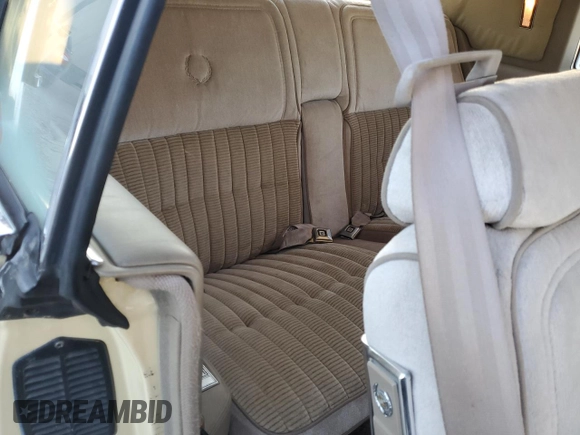 1985 Cadillac Eldorado z VIN 1G6EL5781FE647818, wystawiony jako Copart lot #77608224 z przebiegiem 7 192 mil mil oraz Czysty tytuł • Clean title. Historia ofert i sprzedaży dostępna na DreamBid. Obrazek 10.