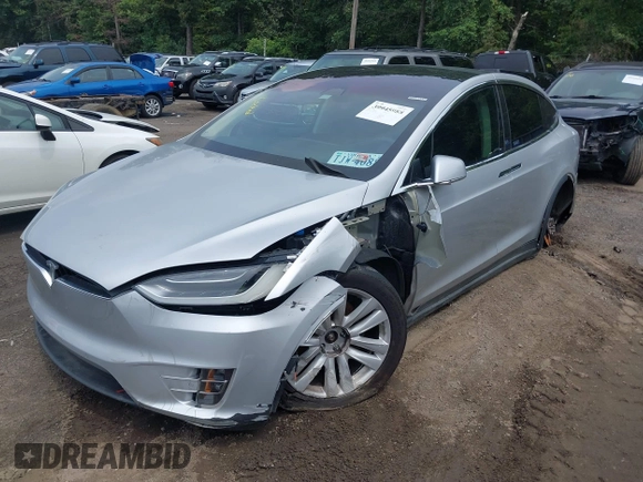 2016 Tesla Model X 70D z VIN 5YJXCAE25GF022898, wystawiony jako IAAI lot #39945988 z przebiegiem Nie podano mil oraz . Historia ofert i sprzedaży dostępna na DreamBid. Obrazek 20.