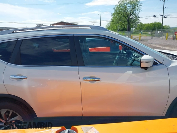 2015 Nissan Rogue SL with VIN 5N1AT2MV8FC823548, listed as a IAAI auction lot 42070704 with 125,331 mi miles. Bid and sale history available at carsss.com. Image 13.