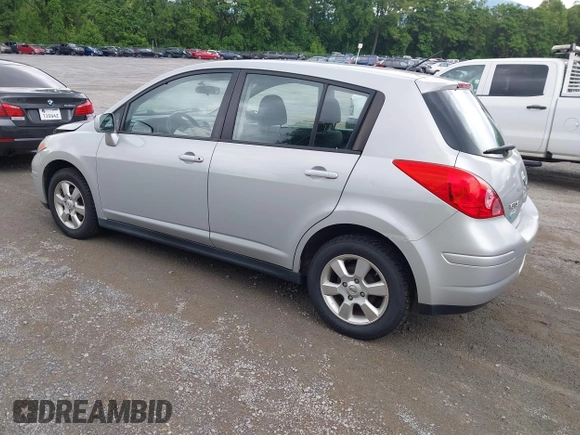 2012 Nissan Versa S z VIN 3N1BC1CP3CK267230, wystawiony jako IAAI lot #42369856 z przebiegiem 200 971 mil mil oraz . Historia ofert i sprzedaży dostępna na DreamBid. Obrazek 3.