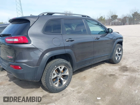2015 Jeep Cherokee Trailhawk z VIN 1C4PJMBS3FW520328, wystawiony jako IAAI lot #41746017 z przebiegiem 83 485 mil mil oraz . Historia ofert i sprzedaży dostępna na DreamBid. Obrazek 4.