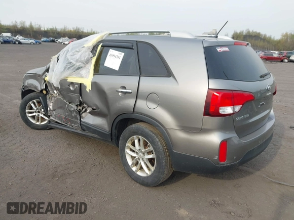 2015 Kia Sorento LX with VIN 5XYKTCA69FG584986, listed as a IAAI auction lot 41994391 with 118,760 mi miles. Bid and sale history available at carsss.com. Image 3.