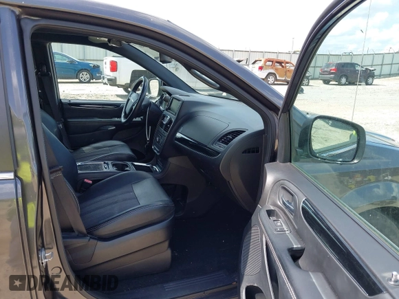 2016 Chrysler Town & Country S with VIN 2C4RC1HG4GR271360, listed as a IAAI auction lot 42114489 with 140,439 mi miles. Bid and sale history available at carsss.com. Image 5.