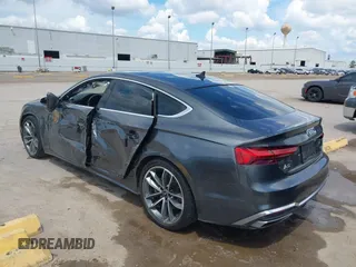2022 Audi A5 Sportback S line Premium Plus z VIN WAUFACF5XNA009427, wystawiony jako IAAI lot #40203616 z przebiegiem 54 005 mil mil oraz . Historia ofert i sprzedaży dostępna na DreamBid. Obrazek 3.