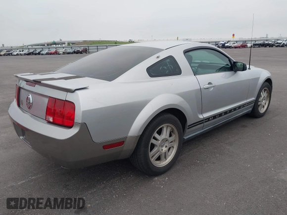 2007 Ford Mustang Deluxe with VIN 1ZVFT80N275331507, listed as a IAAI auction lot 42120778 with 117,021 mi miles. Bid and sale history available at carsss.com. Image 4.