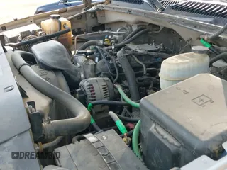 2005 Chevrolet Silverado 2500HD LT z VIN 1GCHK23UX5F808240, wystawiony jako IAAI lot #43110929 z przebiegiem 185 001 mil mil oraz . Historia ofert i sprzedaży dostępna na DreamBid. Obrazek 19.