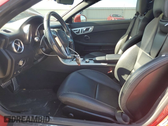 2016 Mercedes-Benz SLK 300 z VIN WDDPK3JAXGF119298, wystawiony jako Copart lot #43437575 z przebiegiem 28 940 mil mil oraz Szkoda całkowita • Salvage title. Historia ofert i sprzedaży dostępna na DreamBid. Obrazek 7.