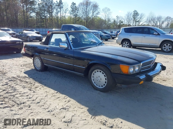 1986 Mercedes-Benz 560 SL z VIN WDBBA48D2GA055024, wystawiony jako IAAI lot #41888928 z przebiegiem 118 569 mil mil oraz . Historia ofert i sprzedaży dostępna na DreamBid. Obrazek 1.
