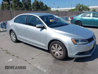 2014 Volkswagen Jetta SE z VIN 3VWD17AJ1EM445587, wystawiony jako IAAI lot #42180056 z przebiegiem 160 172 mil mil oraz . Historia ofert i sprzedaży dostępna na DreamBid. Obrazek 1.