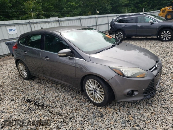 2014 Ford Focus Titanium z VIN 1FADP3N23EL365678, wystawiony jako Copart lot #64418025 z przebiegiem Nie podano mil oraz Czysty tytuł • Clean title. Historia ofert i sprzedaży dostępna na DreamBid. Obrazek 4.