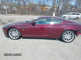 2005 Aston Martin DB9 z VIN SCFAD01A75GA01262, wystawiony jako IAAI lot #41937486 z przebiegiem 35 538 mil mil oraz . Historia ofert i sprzedaży dostępna na DreamBid. Obrazek 14.