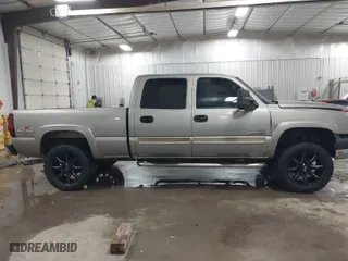 2003 Chevrolet Silverado 2500HD LS with VIN 1GCHK23133F136475, listed as a IAAI auction lot 41609322 with 233,193 mi miles. Bid and sale history available at carsss.com. Image 14.