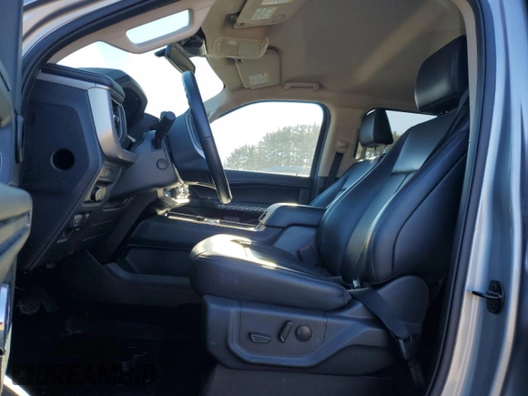2024 Ford Expedition XLT with VIN 1FMJU1H82REA17970, listed as a Copart auction lot 83043004 with 0 mi miles and Salvage Title. Bid and sale history available at carsss.com. Image 7.