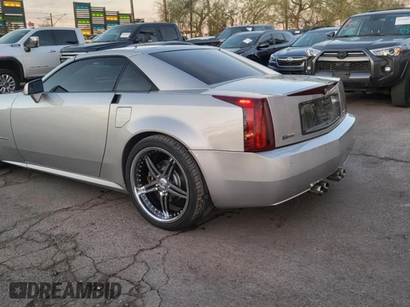 2004 Cadillac XLR z VIN 1G6YV34A945601816, wystawiony jako Copart lot #50757205 z przebiegiem 182 078 mil mil oraz Tytuł czysty. Historia ofert i sprzedaży dostępna na DreamBid. Obrazek 3.