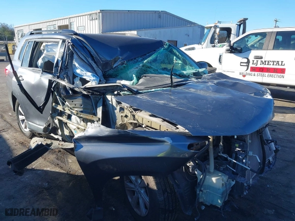 2013 Toyota Highlander with VIN 5TDZK3EH9DS140987, listed as a IAAI auction lot 41012130 with 141,832 mi miles. Bid and sale history available at carsss.com. Image 6.