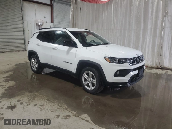 2023 Jeep Compass Latitude with VIN 3C4NJDBNXPT561788, listed as a Copart auction lot 53894225 with 34,253 mi miles and Clean Title. Bid and sale history available at DreamBid. Image 4.