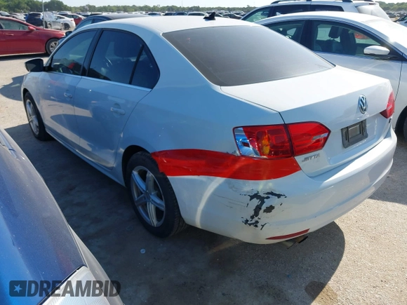 2014 Volkswagen Jetta SE z VIN 3VWD07AJ1EM281910, wystawiony jako IAAI lot #42823665 z przebiegiem 86 182 mil mil oraz . Historia ofert i sprzedaży dostępna na DreamBid. Obrazek 3.
