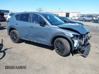 2024 Mazda CX-5 S Carbon Edition z VIN JM3KFBCLXR0469299, wystawiony jako IAAI lot #41856459 z przebiegiem 8 736 mil mil oraz . Historia ofert i sprzedaży dostępna na DreamBid. Obrazek 1.