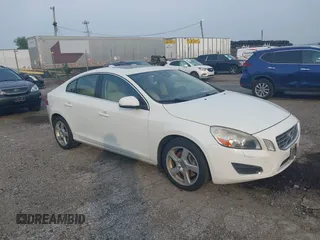 2013 Volvo S60 T5 Premier z VIN YV1612FS1D2180461, wystawiony jako IAAI lot #42498316 z przebiegiem 100 551 mil mil oraz . Historia ofert i sprzedaży dostępna na DreamBid. Obrazek 1.