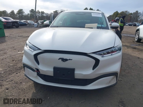2022 Ford Mustang Mach-E Select z VIN 3FMTK1SS4NMA16858, wystawiony jako IAAI lot #41609839 z przebiegiem 46 462 mil mil oraz . Historia ofert i sprzedaży dostępna na DreamBid. Obrazek 12.
