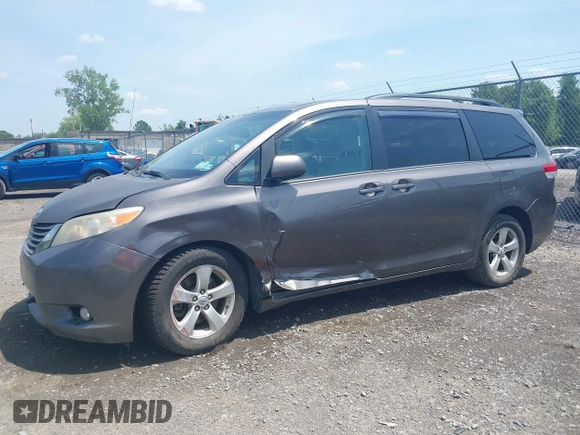 2012 Toyota Sienna LE AAS z VIN 5TDKK3DC9CS252274, wystawiony jako IAAI lot #42553516 z przebiegiem 311 650 mil mil oraz . Historia ofert i sprzedaży dostępna na DreamBid. Obrazek 6.