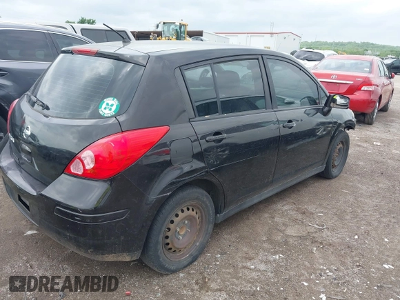 2011 Nissan Versa S z VIN 3N1BC1CPXBL367494, wystawiony jako IAAI lot #42139373 z przebiegiem 151 019 mil mil oraz . Historia ofert i sprzedaży dostępna na DreamBid. Obrazek 4.