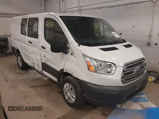 2018 Ford Transit z VIN 1FTYR1ZM6JKA46796, wystawiony jako IAAI lot #42178567 z przebiegiem 61 821 mil mil oraz . Historia ofert i sprzedaży dostępna na DreamBid. Obrazek 1.