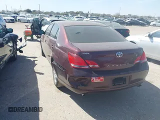 2007 Toyota Avalon XL z VIN 4T1BK36B97U205988, wystawiony jako IAAI lot #41738847 z przebiegiem 99 951 mil mil oraz . Historia ofert i sprzedaży dostępna na DreamBid. Obrazek 3.