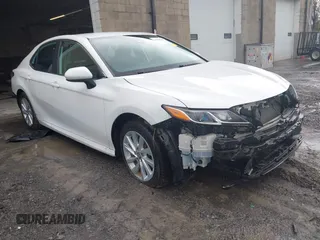 2023 Toyota Camry LE z VIN 4T1C11AK2PU106450, wystawiony jako IAAI lot #42197946 z przebiegiem 52 682 mil mil oraz . Historia ofert i sprzedaży dostępna na DreamBid. Obrazek 1.
