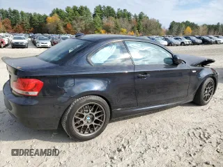 2013 BMW 1 Series 128i z VIN WBAUP9C57DVF46781, wystawiony jako Copart lot #77449004 z przebiegiem 98 551 mil mil oraz Czysty tytuł • Clean title. Historia ofert i sprzedaży dostępna na DreamBid. Obrazek 3.