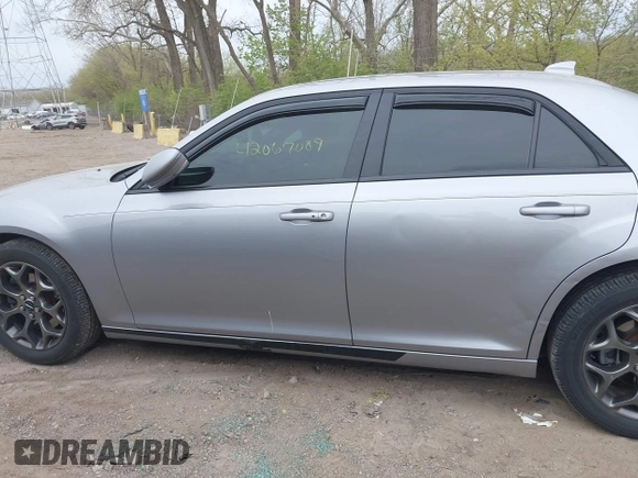 2016 Chrysler 300 S z VIN 2C3CCAGG7GH152395, wystawiony jako IAAI lot #42067089 z przebiegiem 127 300 mil mil oraz . Historia ofert i sprzedaży dostępna na DreamBid. Obrazek 14.