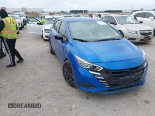 2023 Nissan Versa S z VIN 3N1CN8DV1PL832773, wystawiony jako IAAI lot #42140621 z przebiegiem 46 635 mil mil oraz . Historia ofert i sprzedaży dostępna na DreamBid. Obrazek 1.