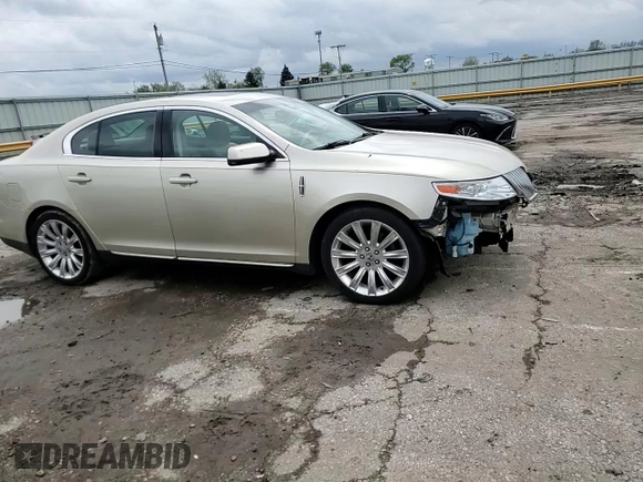 2011 Lincoln MKS z VIN 1LNHL9DR1BG608963, wystawiony jako Copart lot #55390335 z przebiegiem 162 383 mil mil oraz Szkoda całkowita • Salvage title. Historia ofert i sprzedaży dostępna na DreamBid. Obrazek 13.