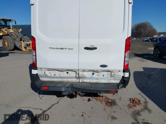 2022 Ford Transit Cargo z VIN 1FTBR2CG0NKA17606, wystawiony jako IAAI lot #41061434 z przebiegiem 64 062 mil mil oraz . Historia ofert i sprzedaży dostępna na DreamBid. Obrazek 6.