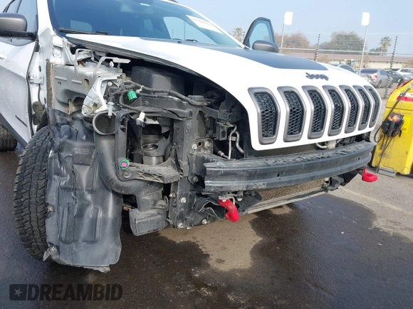 2018 Jeep Cherokee Trailhawk z VIN 1C4PJMBX8JD525945, wystawiony jako IAAI lot #41008604 z przebiegiem 111 086 mil mil oraz . Historia ofert i sprzedaży dostępna na DreamBid. Obrazek 6.