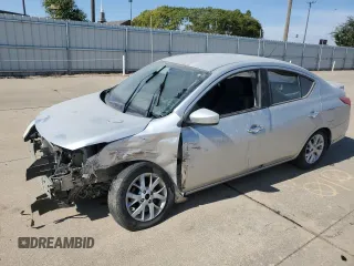 2019 Nissan Versa SV z VIN 3N1CN7AP3KL828894, wystawiony jako Copart lot #76461254 z przebiegiem Nie podano mil oraz Szkoda całkowita • Salvage title. Historia ofert i sprzedaży dostępna na DreamBid. Obrazek 1.