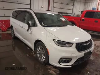 2021 Chrysler Pacifica Touring L with VIN 2C4RC1BG3MR504293, listed as a IAAI auction lot 41728608 with 70,487 mi miles and . Bid and sale history available at DreamBid. Image 20.