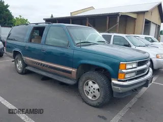 1998 Chevrolet Suburban z VIN 1GNFK16R5WJ338696, wystawiony jako IAAI lot #42444804 z przebiegiem 159 038 mil mil oraz . Historia ofert i sprzedaży dostępna na DreamBid. Obrazek 1.